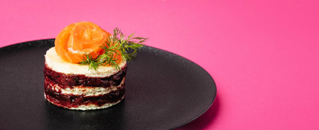 Lachsrose auf Toasttimbale gefüllt mit Zwetschgenkompott Rezept Meta Hiltebrand
